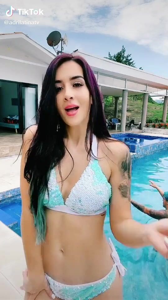 Adriana Valc Rcel Adrilatinatv Swimming Pool Bikini Cuando Te