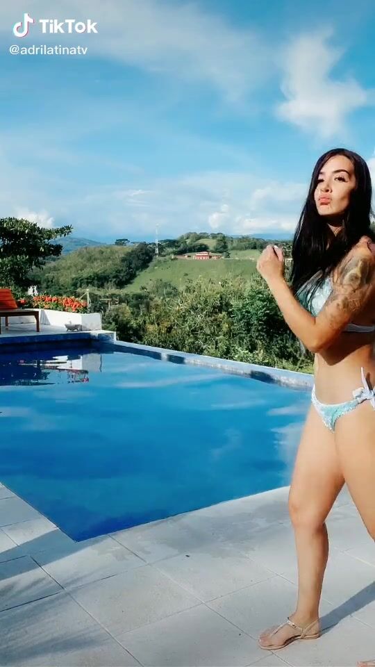 Adriana Valcárcel adrilatinatv swimming pool bikini Cuantos años