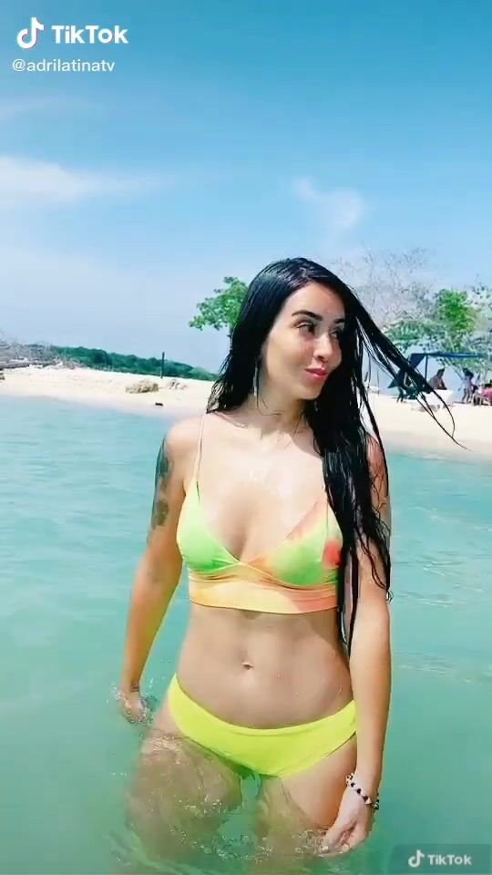 Adriana Valcárcel adrilatinatv sea bikini Yo si me quiero Casar