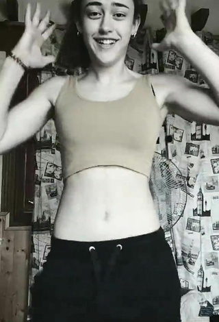 Alba Castello (@alba_castello22) #belly dance  #crop top  «✨✨#BellyDancer #bellydance #dance»