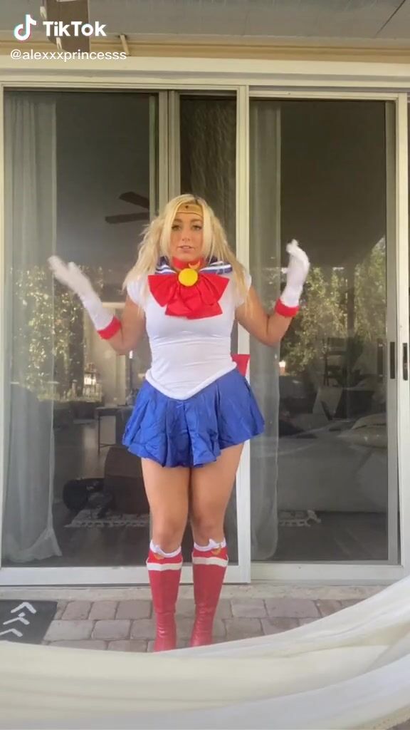 Alexandria Knight (@alexxxprincesss) #cosplay #sexy «The irony in this sound... if...» | yephot.com