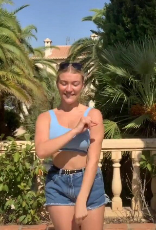 Molly Marsh (@_mollymarsh_) #bouncing boobs  #crop top  #blue crop top  #shorts  #jeans shorts  #braless  «Make sure you are subscribed to...»