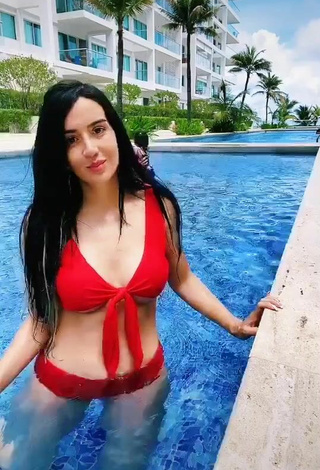Adriana Valcárcel (@adrilatinatv) #swimming pool  #bikini  #red bikini  «Es muy difícil bailar bajo el agua»
