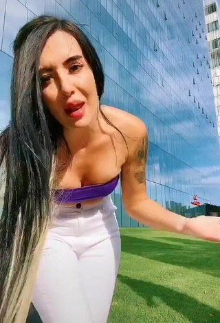 Adriana Valcárcel (@adrilatinatv) #street  #tube top  #violet tube top  #pants  #white pants  «Mi hermanito de corazón...»