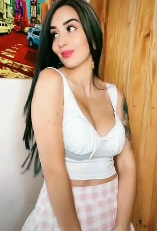 Adriana Valcárcel (@adrilatinatv) #crop top  #white crop top  #checkred skirt  #cleavage  #big boobs  «(Instagram Adrilatinatv) ✨»
