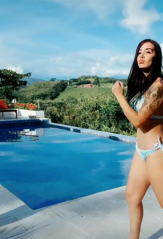 Adriana Valcárcel (@adrilatinatv) #swimming pool  #bikini  «Cuantos años nos ponen?...»