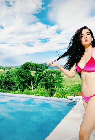 Adriana Valcárcel (@adrilatinatv) #swimming pool  #bikini  #pink bikini  «Ping pong ✨»