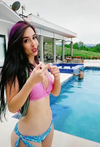 Adriana Valcárcel (@adrilatinatv) #swimming pool  #bikini top  #pink bikini top  #bikini bottom  «Hace algunos años tenía deudas...»
