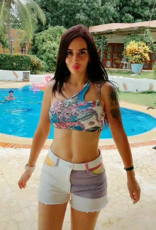 Adriana Valcárcel (@adrilatinatv) #swimming pool  #shorts  #bikini top  #floral bikini top  «Vieron algo raro atrás?»