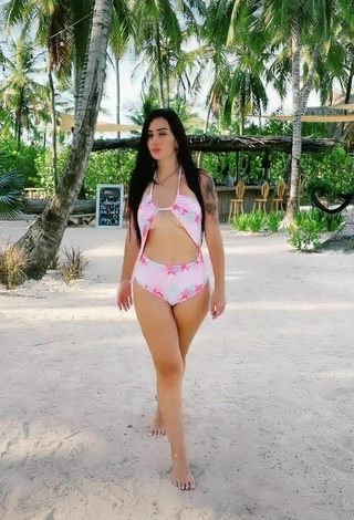Adriana Valcárcel (@adrilatinatv) #beach  #swimsuit  #floral swimsuit  #butt  #side boob  «Yo si quería ser la modelo…»