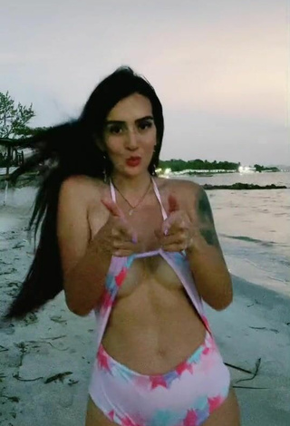Adriana Valcárcel (@adrilatinatv) #swimsuit  #beach  #floral swimsuit  #side boob  «Tenía que hacerlo en la playa»