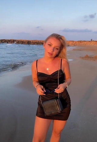 Alina Mour (@alinamour) #beach  #dress  #black dress  «das Video ist irgendwie so...»