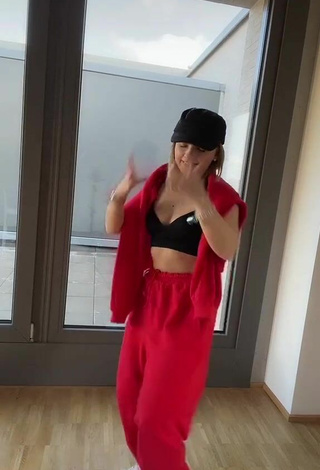 Alina Mour (@alinamour) #booty shaking  #pants  #red pants  #sport bra  #black sport bra  «Hab meinen Pulli einfach zum...»