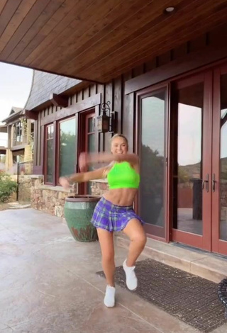 Altasweet (@altasweet) #dance  #booty shaking  #crop top  #lime green crop top  #checkered skirt  «Love this dance and finished...»