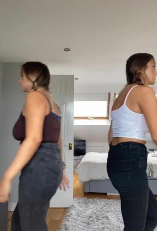 Amber & Misha Lansberry (@amberandmishaa) #booty shaking  #big boobs  #crop top  #brown crop top  #white crop top  «This dance looks so easy but...»