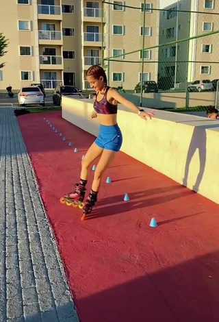 Andressa Fontinele (@andressafontinele) #legs  #sport bra  #sport  «Vamo patinar ?»