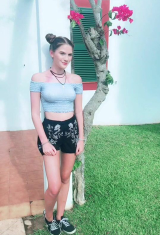 Anya Rowlands (@aniellarose) #crop top  #grey crop top  #shorts  #braless  «❤️❤️ spam the comments for...»