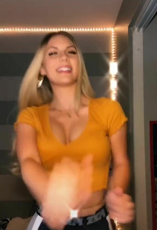 Arianna Flowers (@ariannaflowers) #cleavage  #bouncing boobs  #big boobs  #crop top  #orange crop top  «this dance is a vibe #foryou»