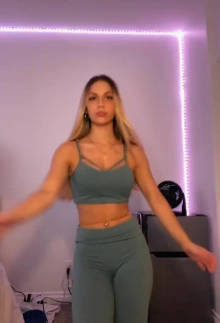 Arianna Flowers (@ariannaflowers) #leggings  #grey leggings  #belly button piercing  #booty shaking  #bouncing boobs  #sport bra  #grey sport bra  #dance  «a draft from yesterday hehe dc:...»