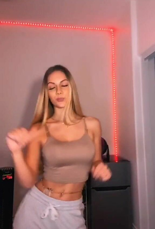 Arianna Flowers (@ariannaflowers) #big boobs  #booty shaking  #bouncing boobs  #crop top  #beige crop top  #cleavage  «i have four fans on in my room...»