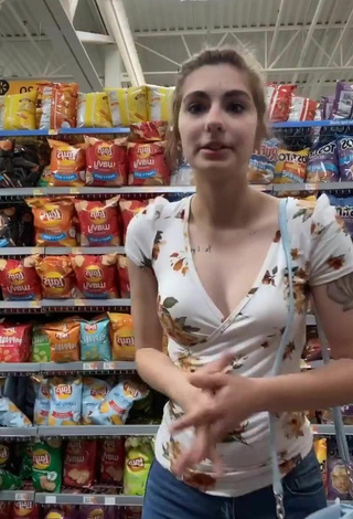 Ariel Sadler (@ariel_luvsyou) #cleavage  #booty shaking  «Hi I’m in Walmart»