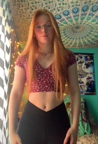 Bailey Hurley (@bailssoflove) #crop top  #checkered crop top  #booty shaking  «the leggings everyone tells me...»