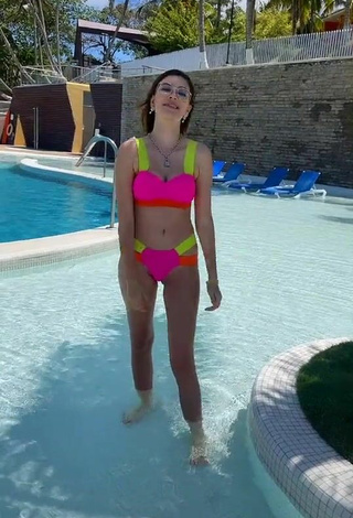 Luisa María Restrepo (@_lulu99) #swimming pool  #bikini  «Ni aunque me tiren el ramo me...»