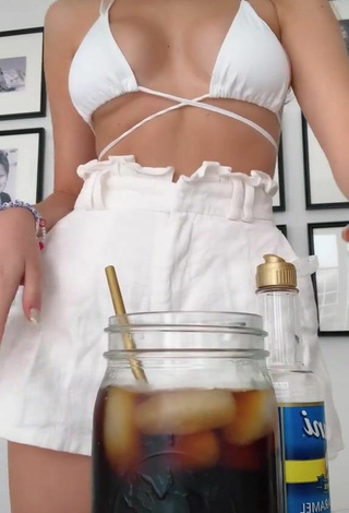 Amelie Zilber (@ameliezilber) #bikini top  #white bikini top  #shorts  #white shorts  «what i eat in a day video live...»