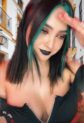 Abril Abdamari Garza Alonso (@arigameplays) #big boobs  #crop top  #black crop top  «Bien quemada    #arigameplays...»