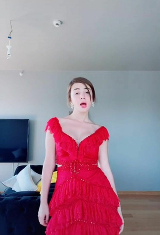 Ece (@ecetaylanr) #dress  #red dress  «Bu elbiseyle kendimi Sibel can...»