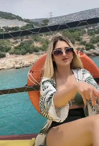 Eda Aslankoç (@edaslankoc) #bikini  #olive bikini  #cleavage  #boat  «Linç yükleniyor  #edaslankoc»