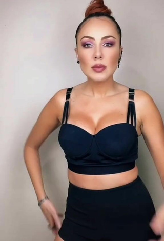 Erika (@erikka) #crop top #black crop top #cleavage #big boobs #legging shorts #black legging shorts «Minhas fotos e vídeos ficam...»