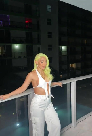 Farina (@farina) #balcony  #crop top  #white crop top  #cleavage  #side boob  «De caminar a pie ahora recorro...»