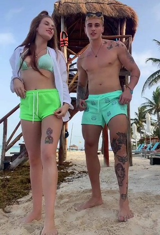 Flávia Charallo (@flaviacharallo) #beach  #bikini top  #light green bikini top  #shorts  #green shorts  «Ela tá brotando onde?...»