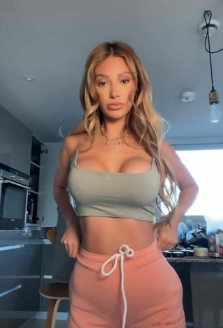 Francesca Farago (@francescafarago) #cleavage  #crop top  #grey crop top  «I was expecting him to try and...»