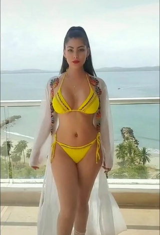 Franjomar (@franjomar) #balcony  #bikini  #yellow bikini  #red lips  #cleavage  «y al final me lío yo solita  y...»