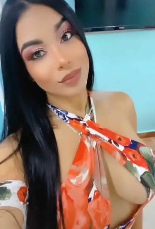 Franjomar (@franjomar) #dress  #floral dress  #booty shaking  #cleavage  #side boob  #big boobs  «Pues tienen razón, estoy bien...»