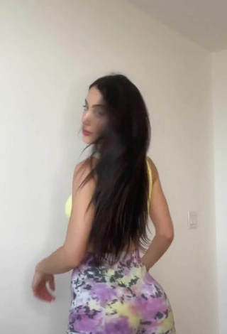 Georgina Mazzeo (@georginamazzeo) #booty shaking  #butt  #crop top  #yellow crop top  «Hola    #fyp #foryou»