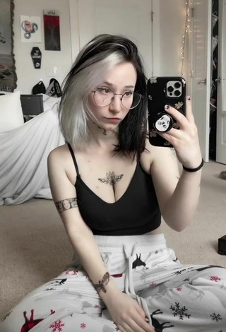 Lee (@goth.egg) #cleavage  #crop top  #black crop top  «Just girly things       ‍♀️...»