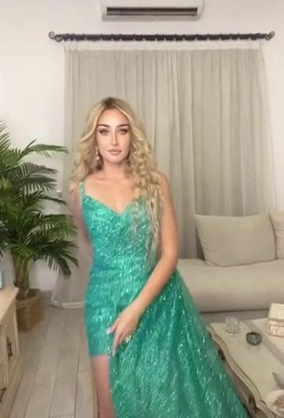 Hannah El-Zahed (@hannahelzahed) #dress  #green dress  «Glow up»
