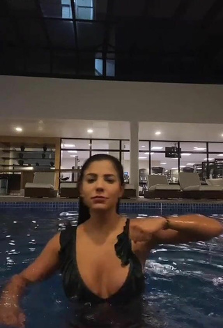 Hariany Nathália Almeida (@harialmeida_8) #swimming pool  #cleavage  #bikini top  #black bikini top  «Do nada»