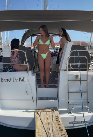 Isabelli Brunelli (@isabrunellii) #boat  #bikini  #crop top  «En el barquito teníamos miedo de...»