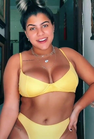 Julia Antunes (@juliasouzaj) #bikini  #yellow bikini  #cleavage  #big boobs  «essa trend >>>>...»