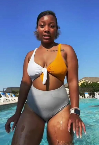 Keara Wilson (@keke.janajah) #swimming pool  #swimsuit  #cleavage  «dc / @4abeyy»