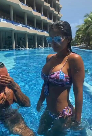 Kimberly Flores (@kimfloresgz) #swimming pool  #bikini  #cleavage  #big boobs  «Nos miramos   @edwinlunat...»