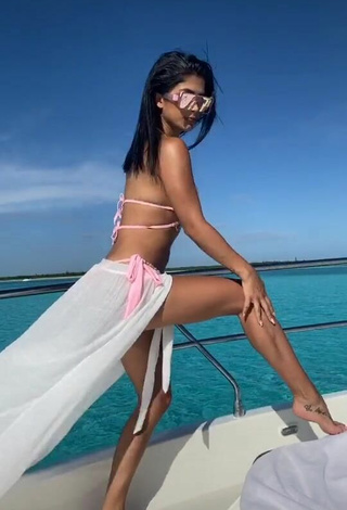 Kimberly Flores (@kimfloresgz) #boat  #bikini top  #pink bikini top  «Sol ☀️ mar   #parati #beach...»