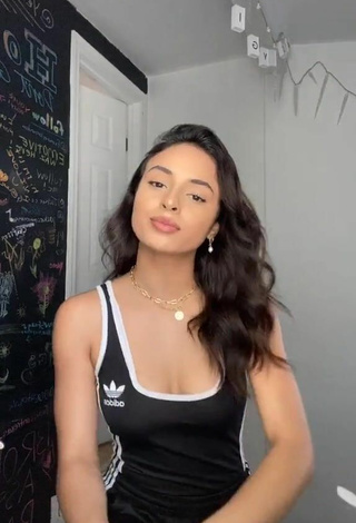 Leslie Contreras (@lesliecontreras_) #top  #black top  #cleavage  «i love women they have my heart»