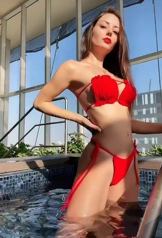 Andrea Caro (@lizandreacaro) #red lips  #bikini  #red bikini  #swimming pool  «Confirmen.»