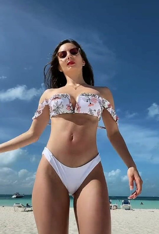 Andrea Caro (@lizandreacaro) #beach  #bikini  #white bikini bottom  «#happyweek #happyweekend ¿Quien...»
