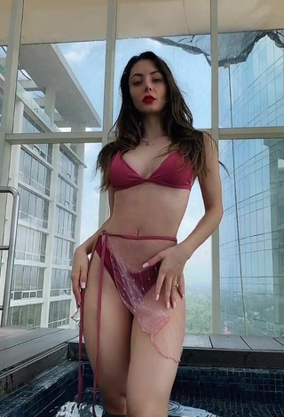 Andrea Caro (@lizandreacaro) #swimming pool  #bikini  #red bikini  #booty shaking  «Me sentí sexy haciendo este...»